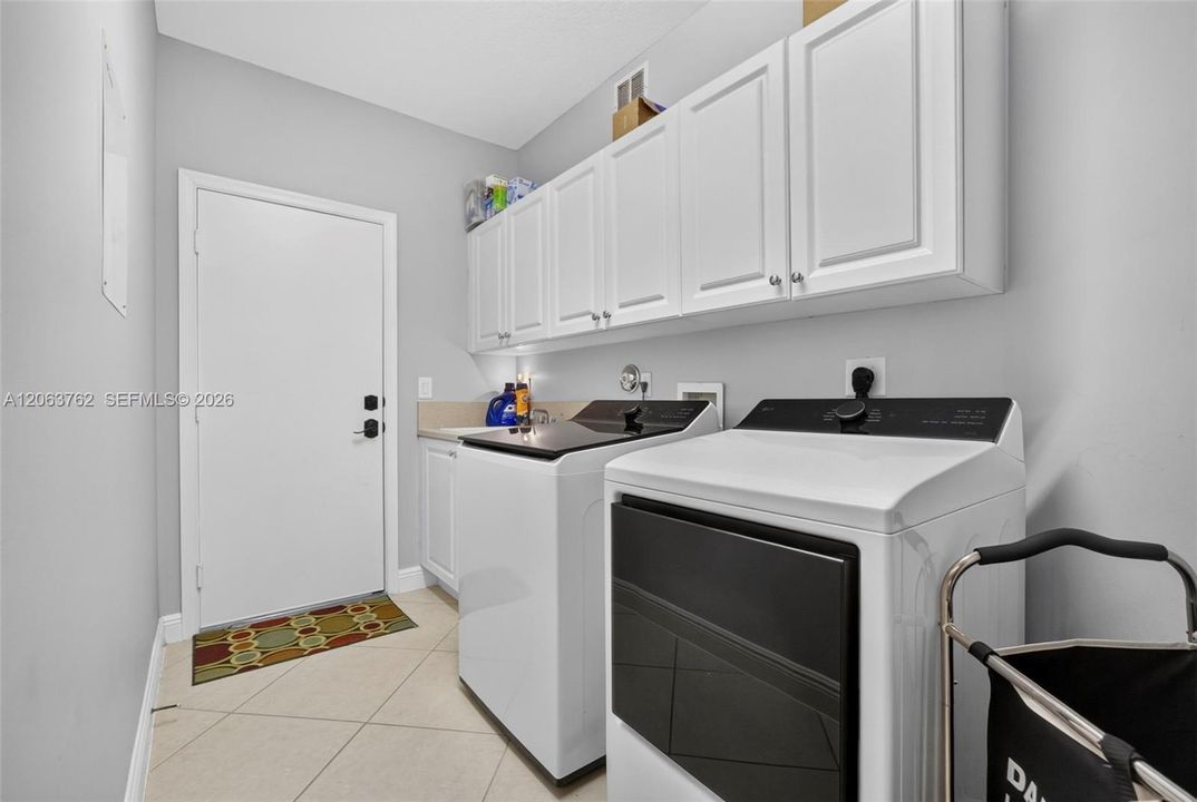 For Sale: $1,050,000 (5 beds, 4 baths, 3818 Square Feet)