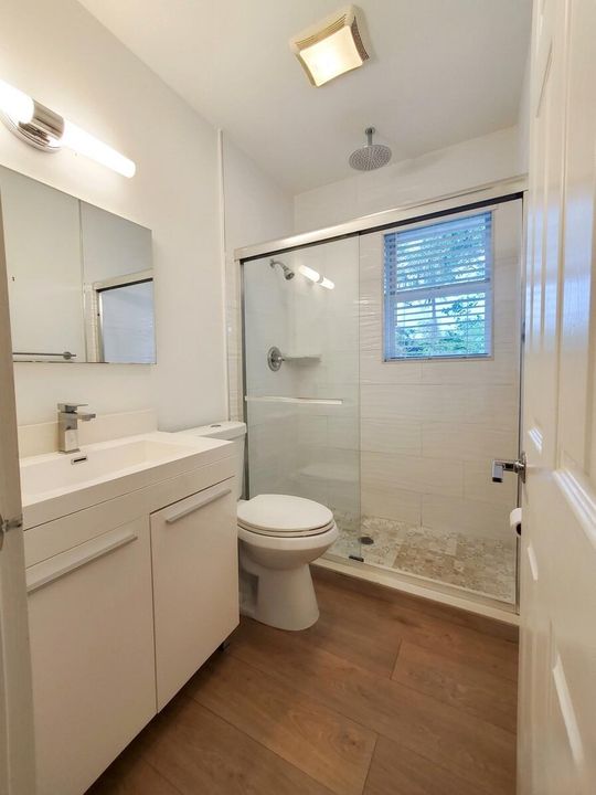1415 1 Hall Bath