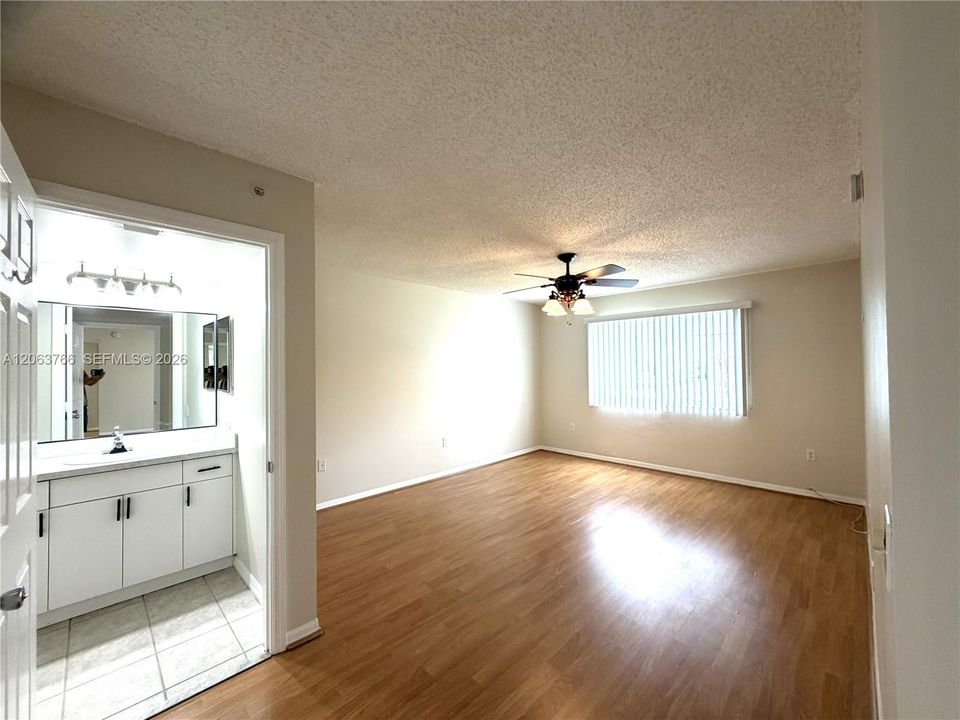 В аренду: $2,200 (2 спален, 2 ванн, 1246 Квадратных фут)