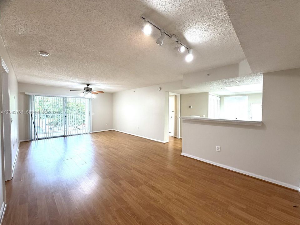 В аренду: $2,200 (2 спален, 2 ванн, 1246 Квадратных фут)