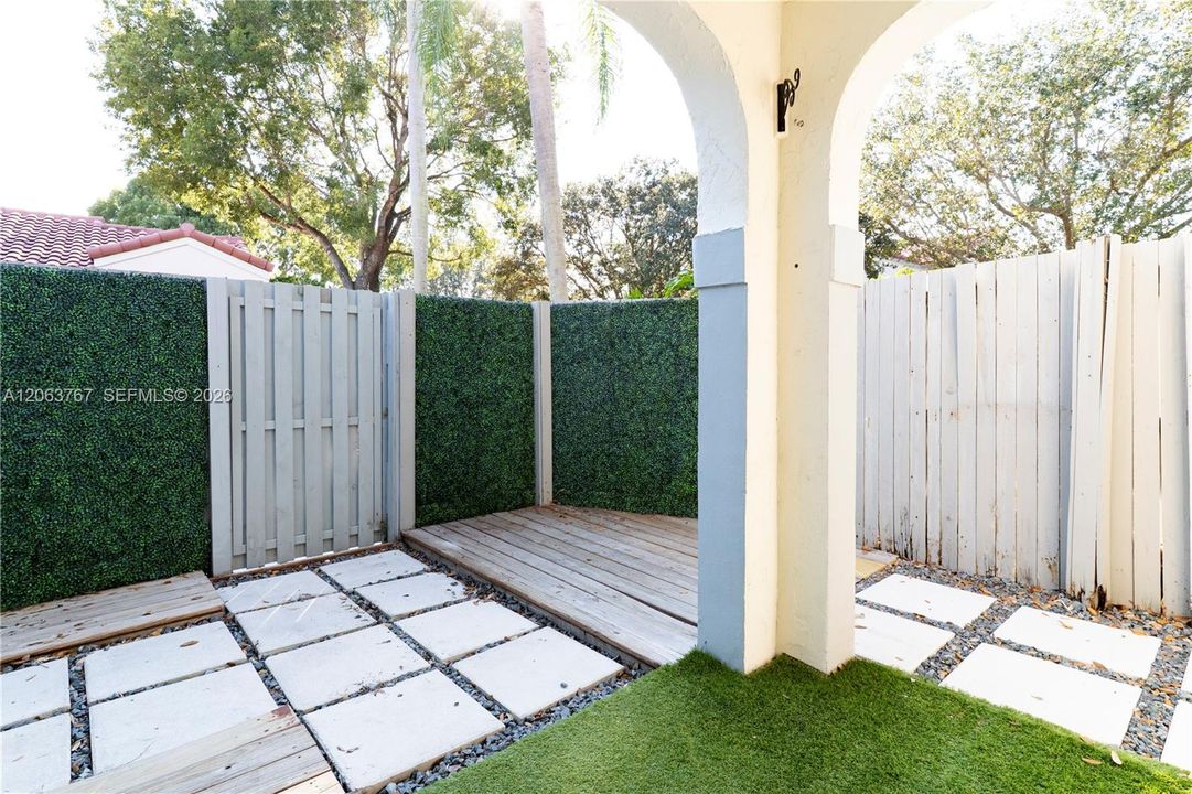 For Rent: $2,650 (2 beds, 2 baths, 893 Square Feet)