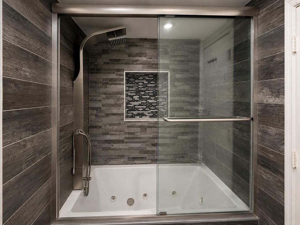 beautiful tub/shower