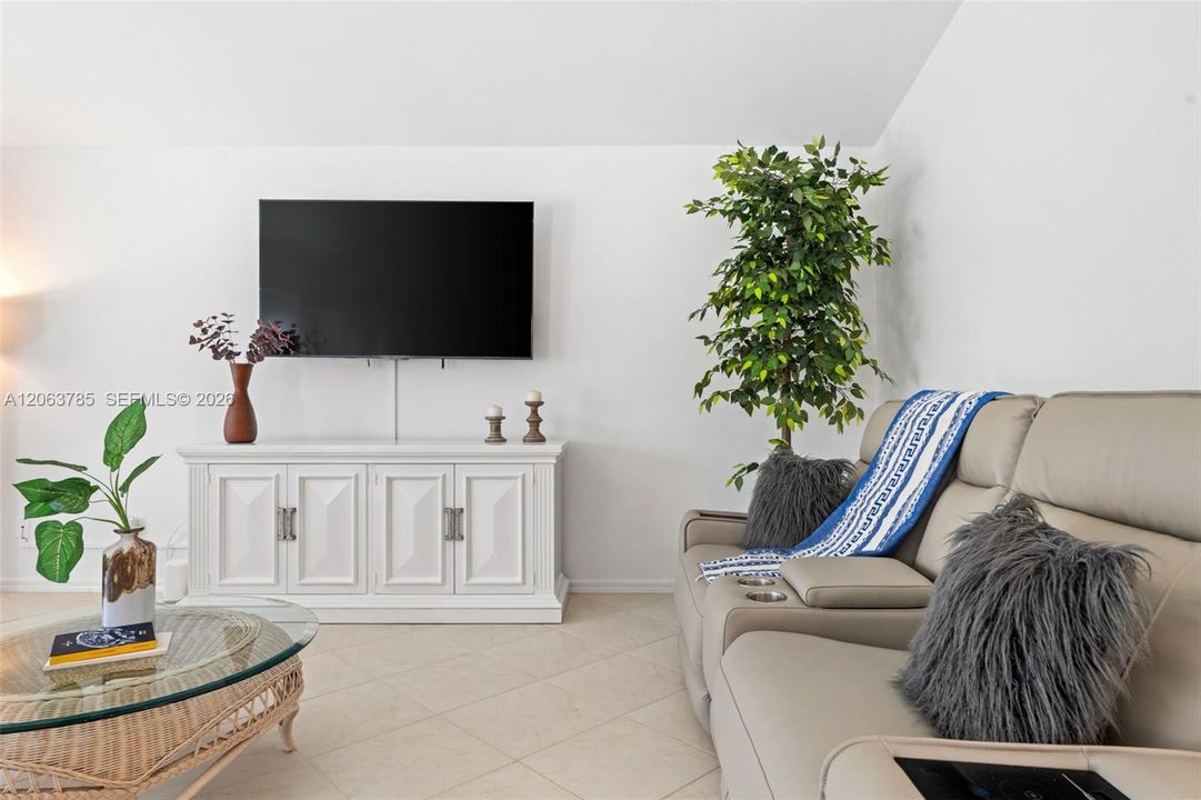 For Rent: $9,000 (3 beds, 2 baths, 1648 Square Feet)