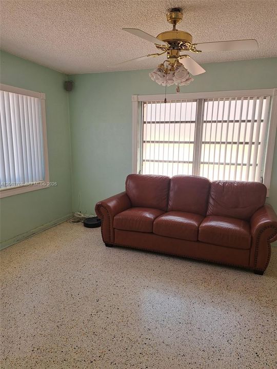 En Venta: $799,000 (3 camas, 2 baños, 1856 Pies cuadrados)