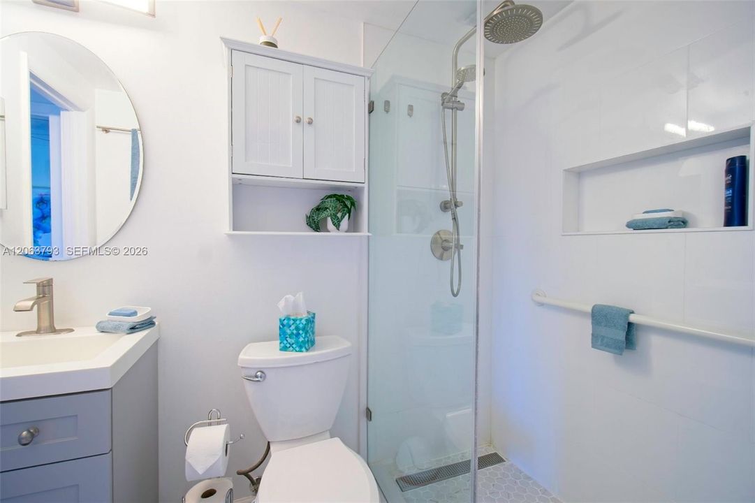 Active With Contract: $345,000 (1 beds, 1 baths, 725 Square Feet)