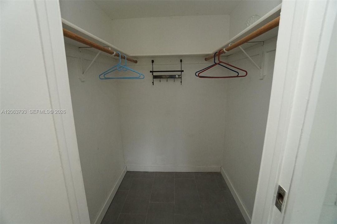 Active With Contract: $345,000 (1 beds, 1 baths, 725 Square Feet)
