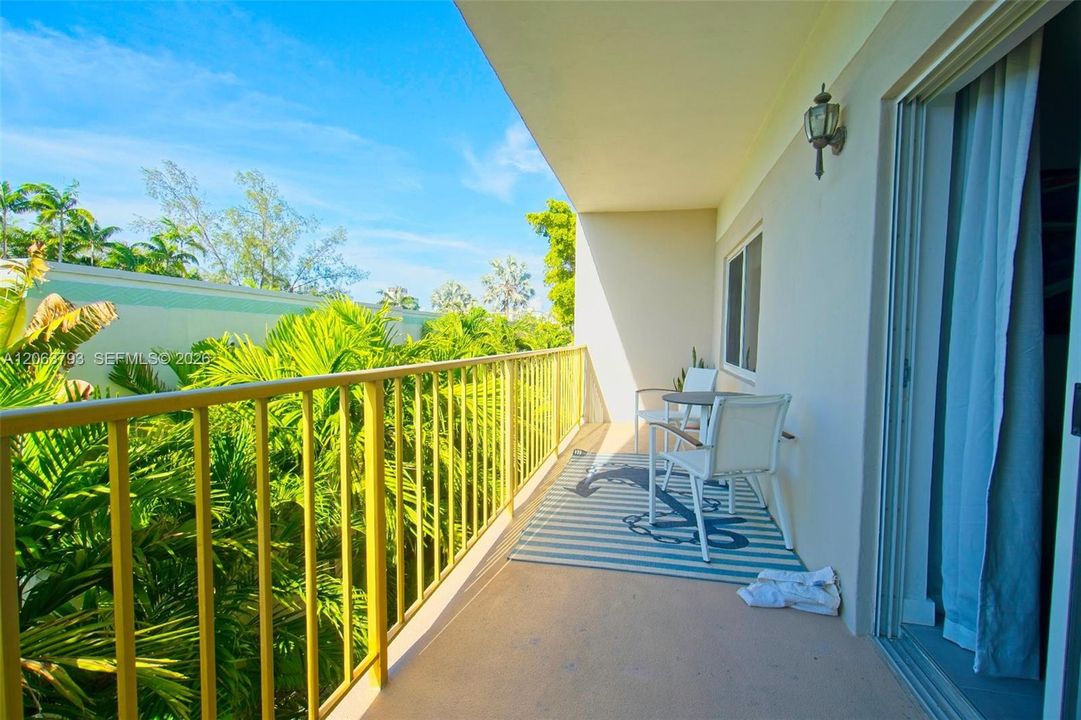 Active With Contract: $345,000 (1 beds, 1 baths, 725 Square Feet)