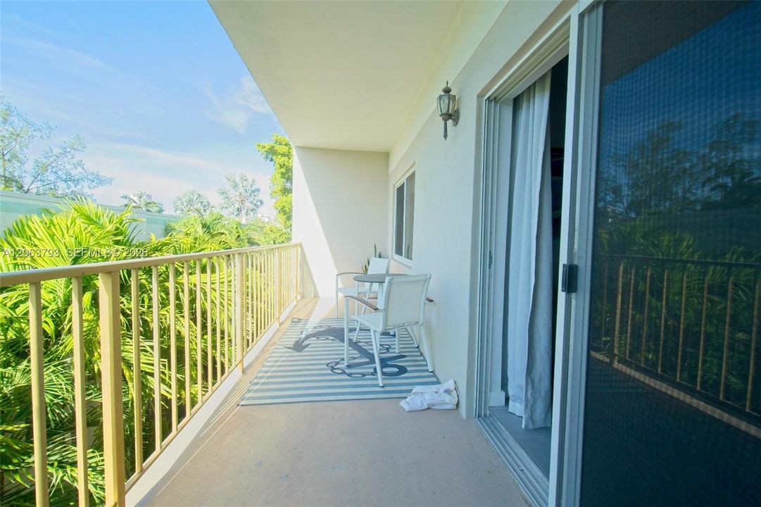 Active With Contract: $345,000 (1 beds, 1 baths, 725 Square Feet)