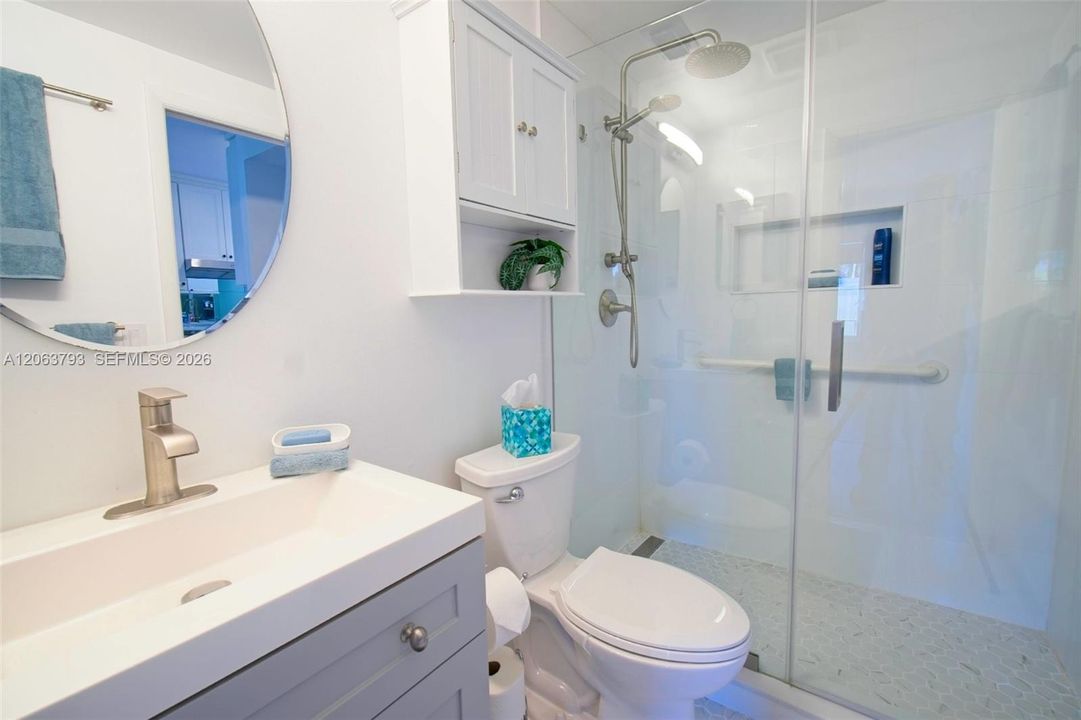 Active With Contract: $345,000 (1 beds, 1 baths, 725 Square Feet)