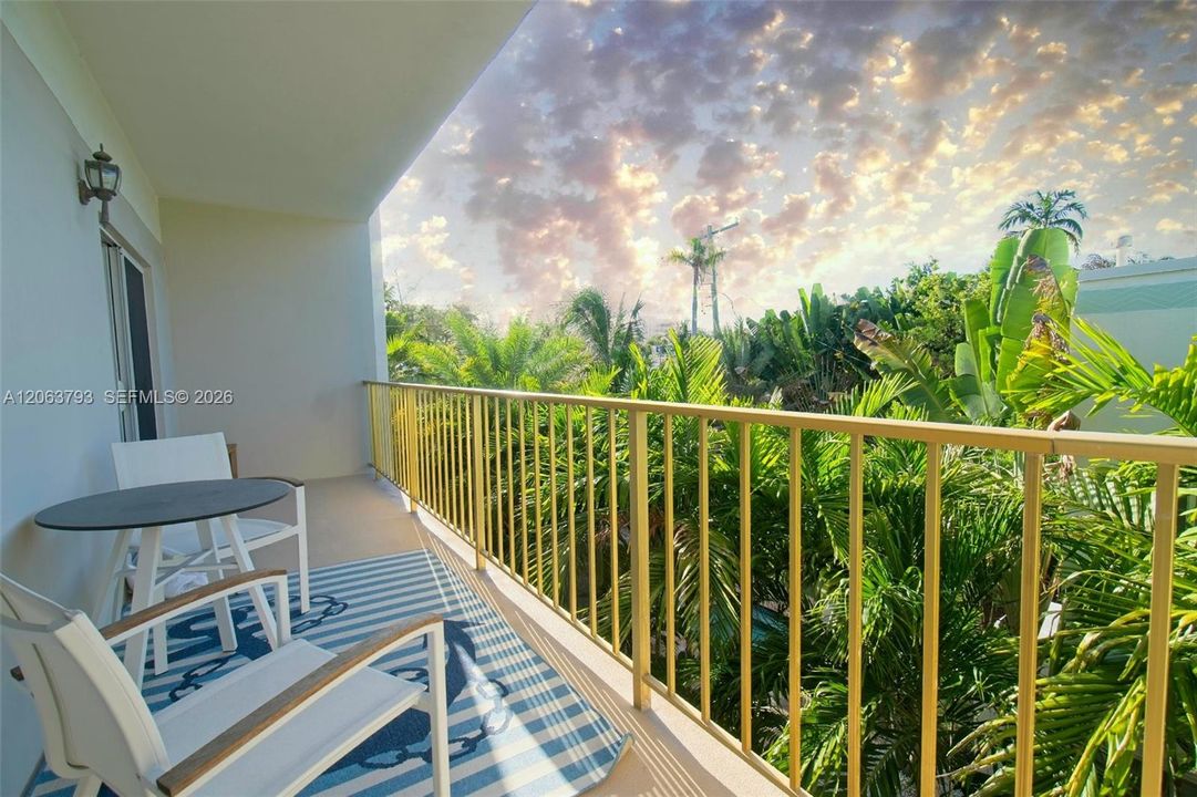 Active With Contract: $345,000 (1 beds, 1 baths, 725 Square Feet)