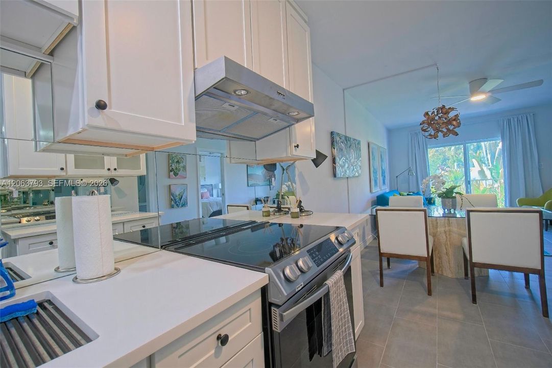 Active With Contract: $345,000 (1 beds, 1 baths, 725 Square Feet)