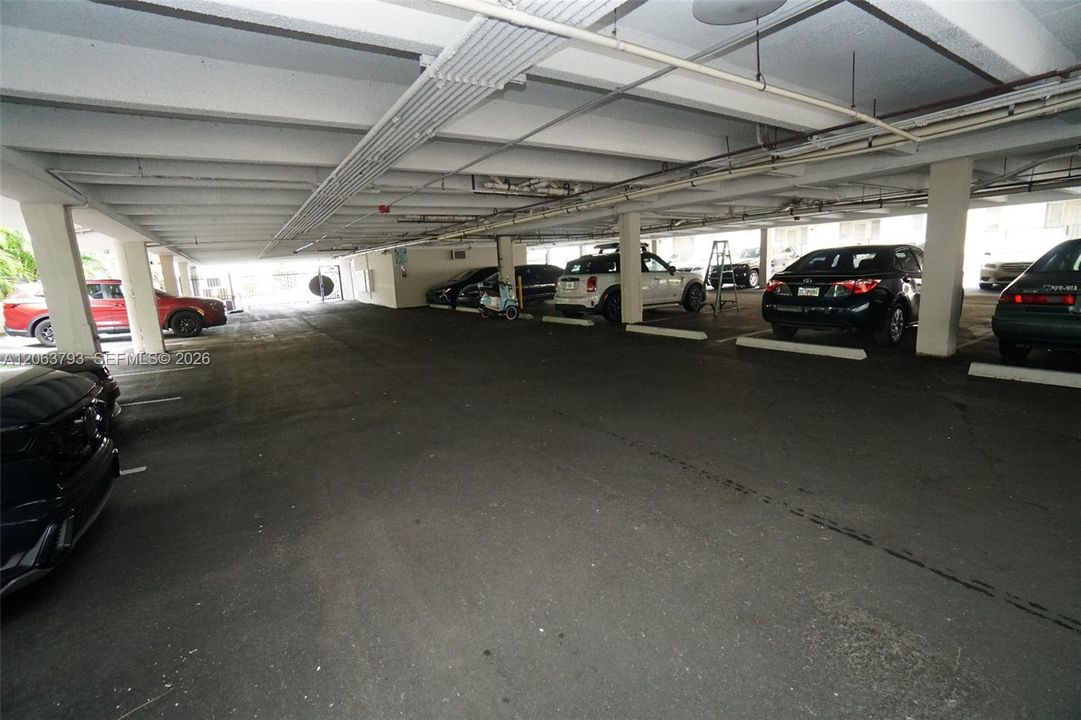 Active With Contract: $345,000 (1 beds, 1 baths, 725 Square Feet)