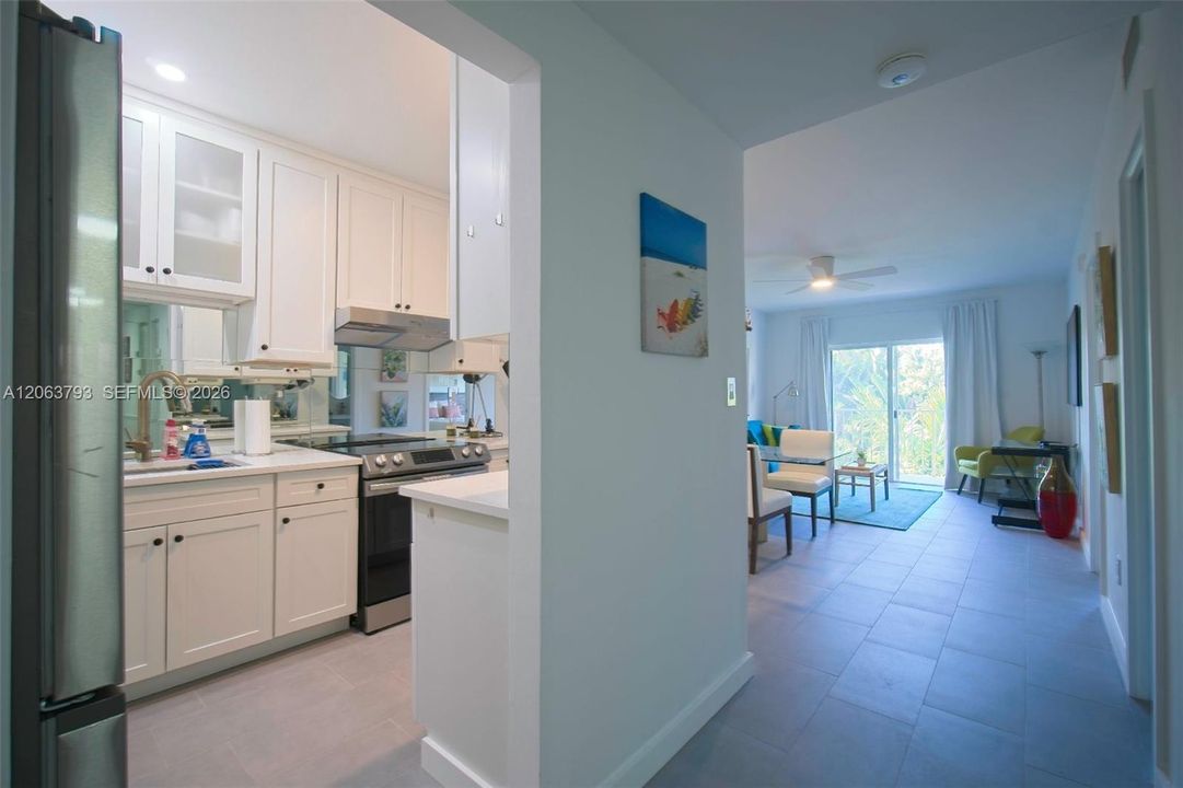 Active With Contract: $345,000 (1 beds, 1 baths, 725 Square Feet)