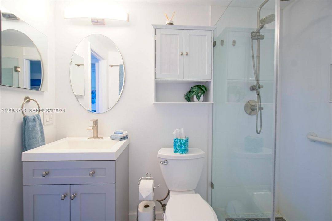 Active With Contract: $345,000 (1 beds, 1 baths, 725 Square Feet)