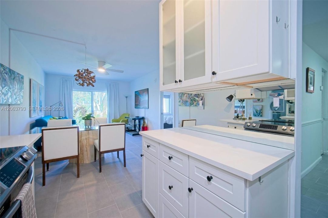 Active With Contract: $345,000 (1 beds, 1 baths, 725 Square Feet)