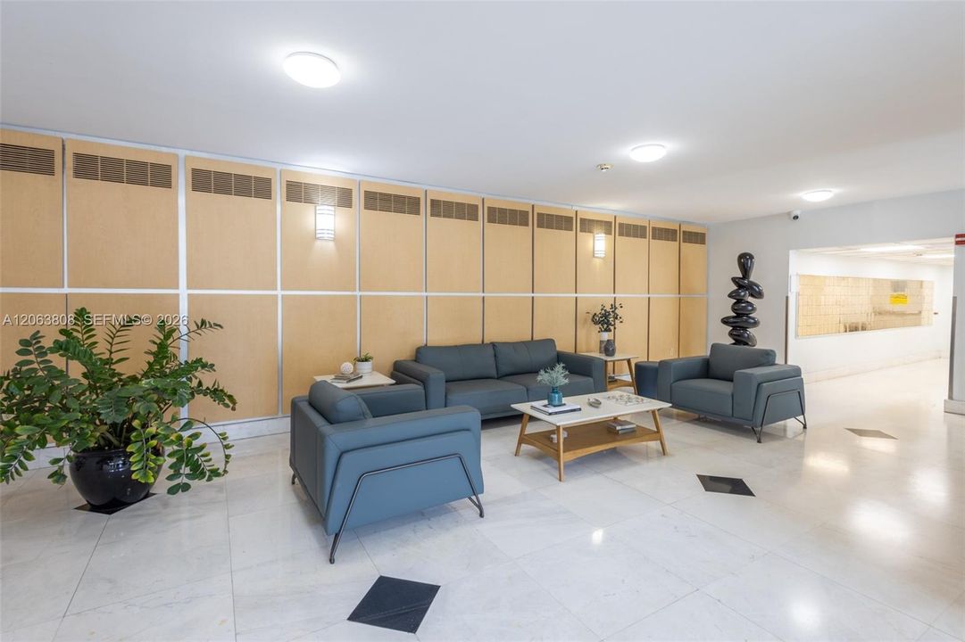 合同活跃: $399,000 (1 贝兹, 1 浴室, 910 平方英尺)