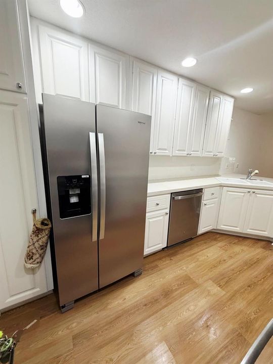 1000095877