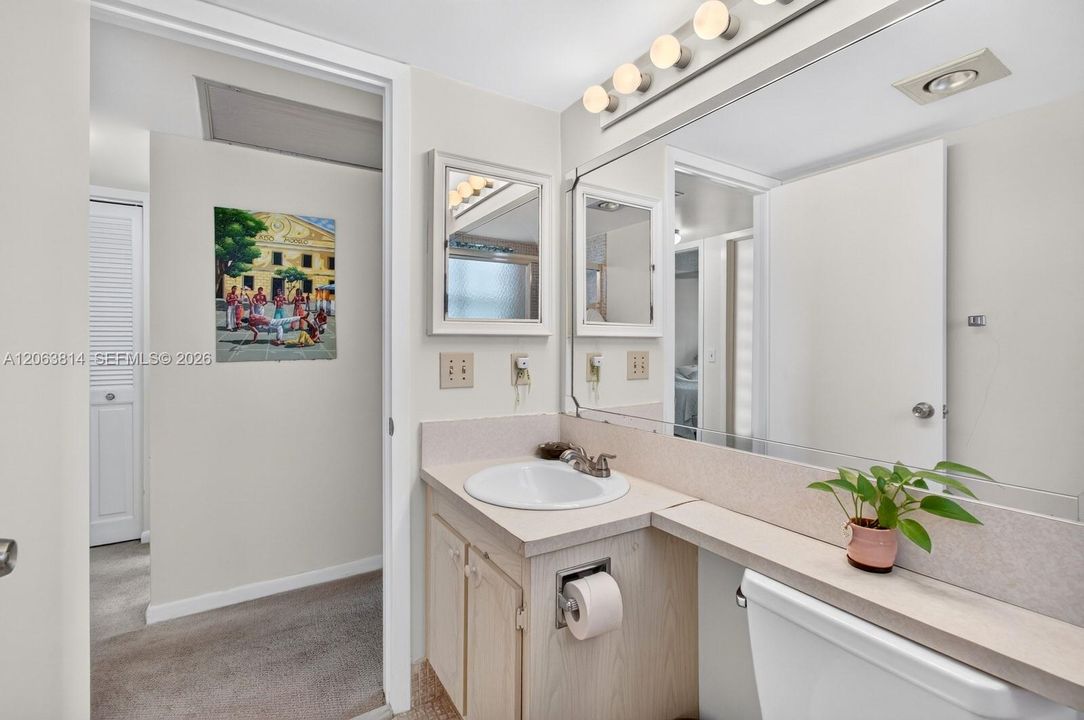 For Sale: $125,000 (2 beds, 1 baths, 840 Square Feet)