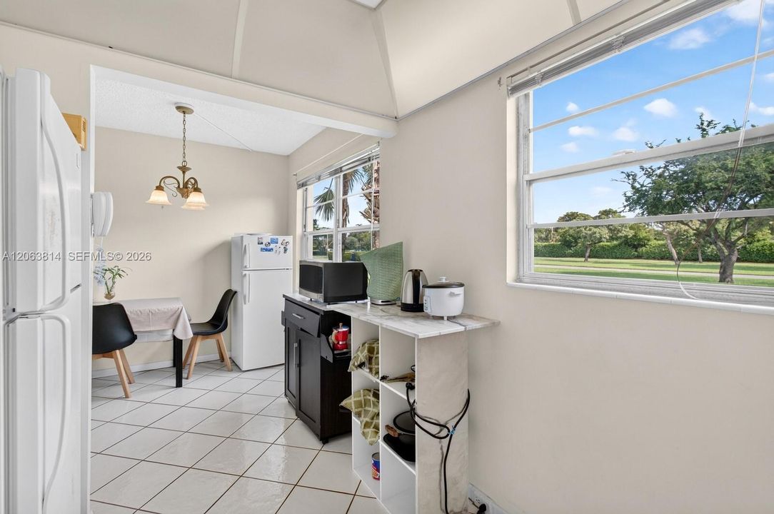 For Sale: $125,000 (2 beds, 1 baths, 840 Square Feet)
