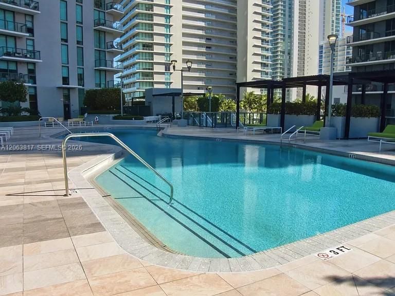 Active With Contract: $3,500 (1 beds, 1 baths, 618 Square Feet)