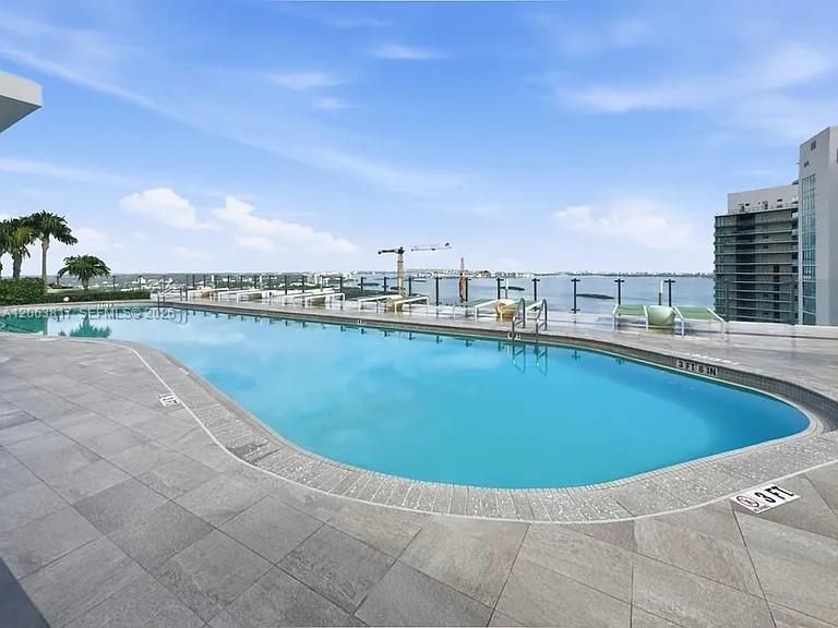Active With Contract: $3,500 (1 beds, 1 baths, 618 Square Feet)