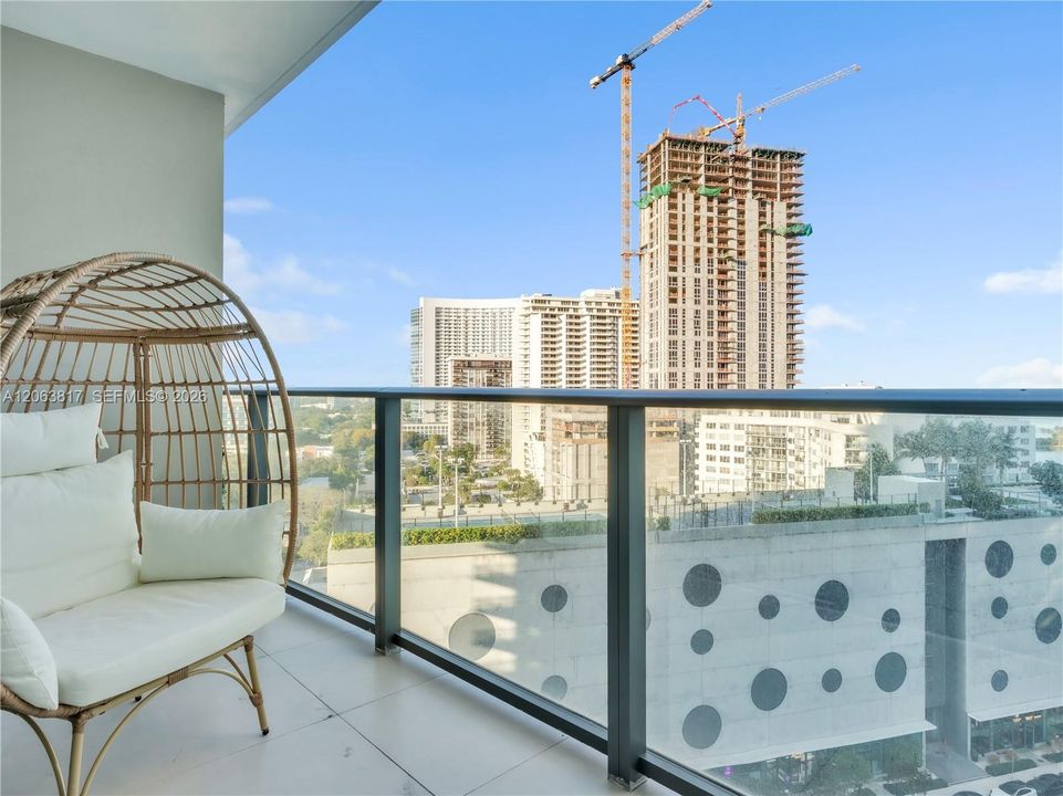 Active With Contract: $3,500 (1 beds, 1 baths, 618 Square Feet)