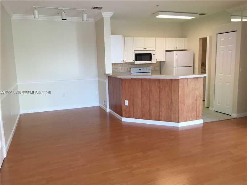 For Sale: $310,000 (2 beds, 1 baths, 890 Square Feet)