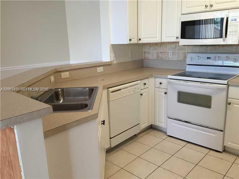 For Sale: $310,000 (2 beds, 1 baths, 890 Square Feet)