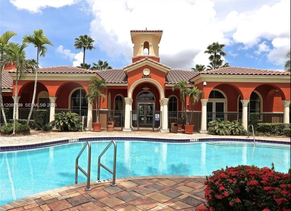 For Sale: $310,000 (2 beds, 1 baths, 890 Square Feet)