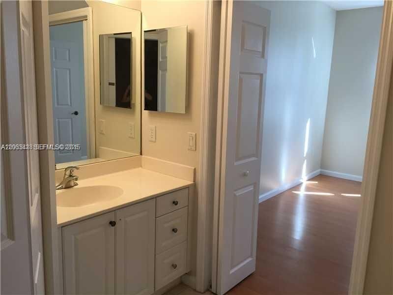 For Sale: $310,000 (2 beds, 1 baths, 890 Square Feet)