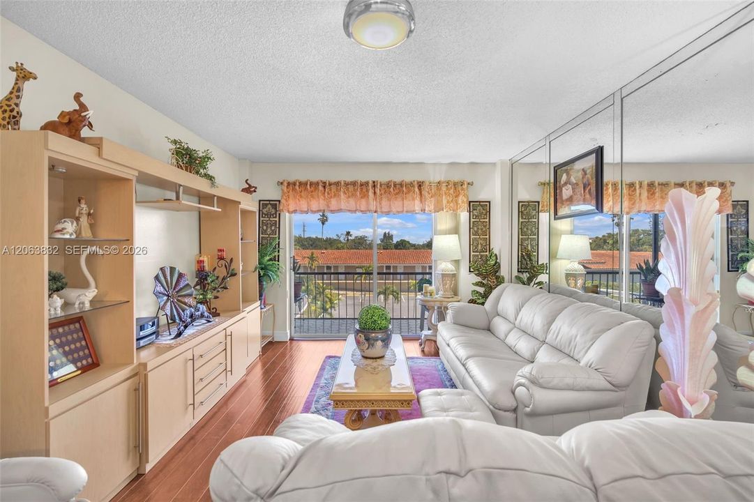 For Rent: $2,300 (2 beds, 2 baths, 1073 Square Feet)