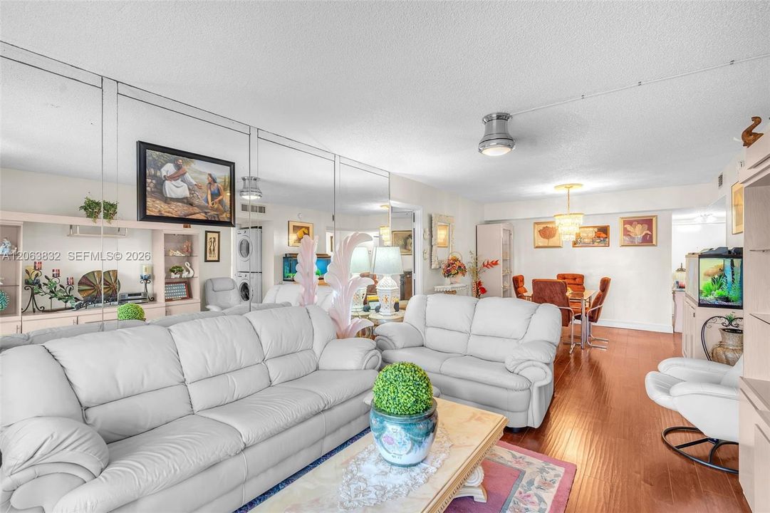 For Rent: $2,300 (2 beds, 2 baths, 1073 Square Feet)