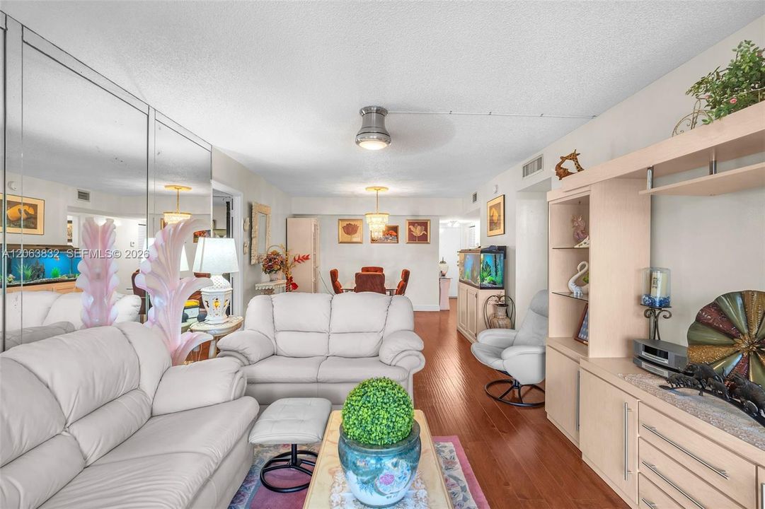 For Rent: $2,300 (2 beds, 2 baths, 1073 Square Feet)