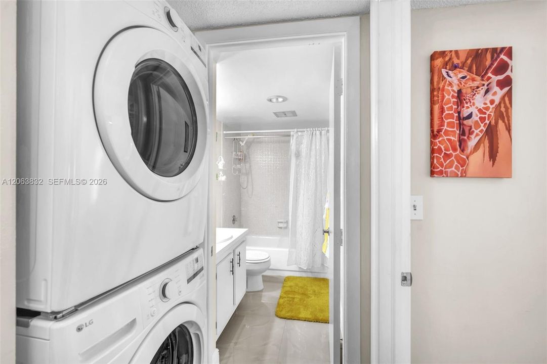 For Rent: $2,300 (2 beds, 2 baths, 1073 Square Feet)