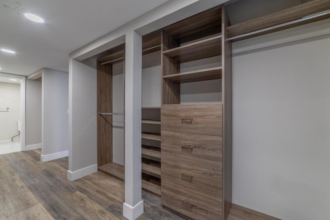 Walk In Closet-C