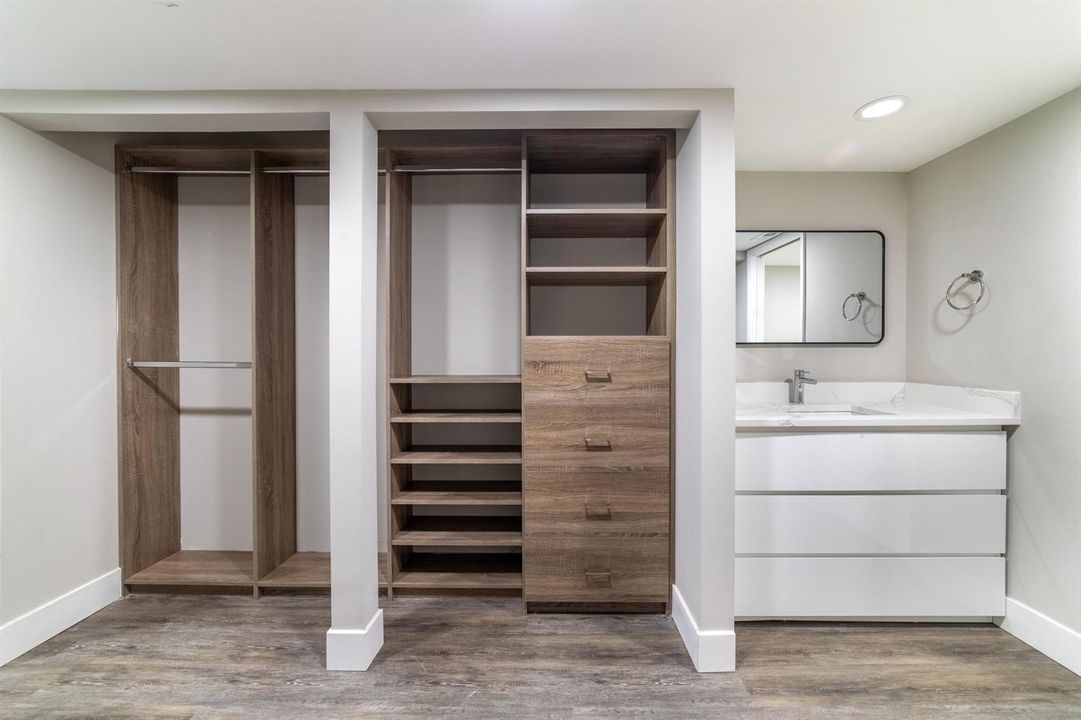 Walk In Closet-E