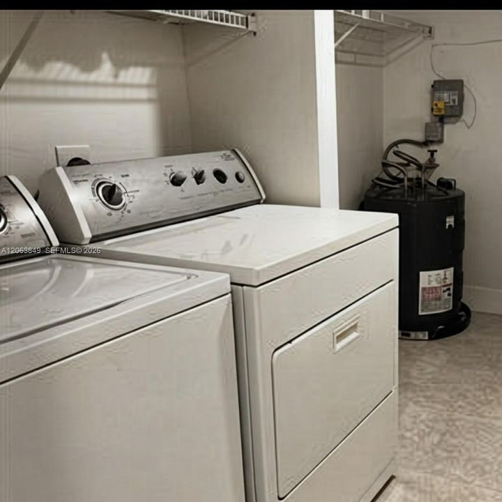 На продажу: $179,900 (2 спален, 2 ванн, 1370 Квадратных фут)
