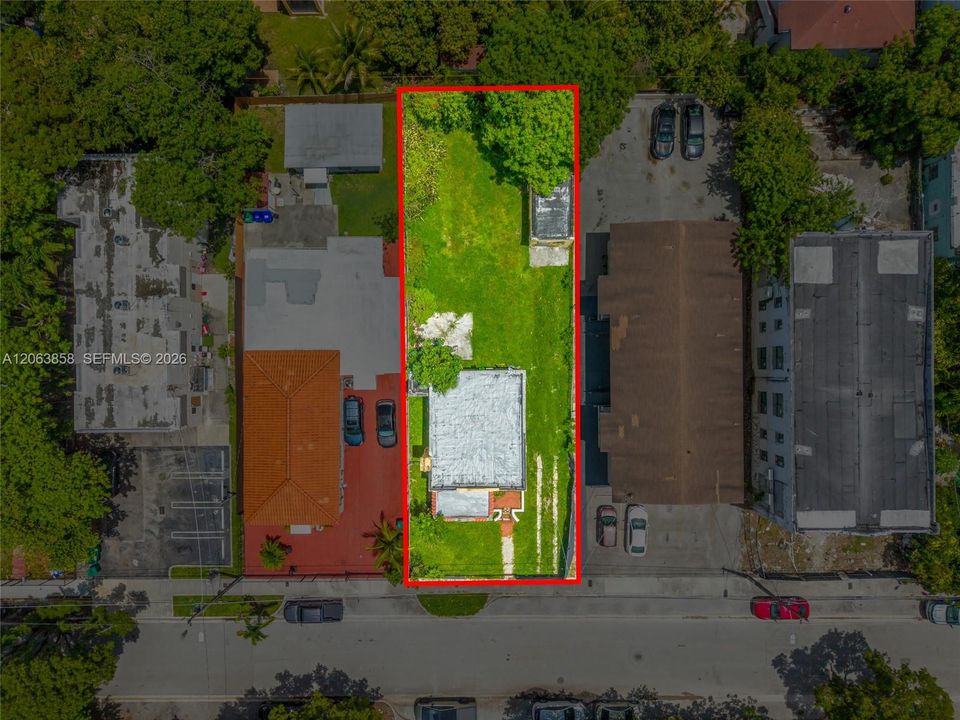 En Venta: $1,800,000 (0.16 acres)