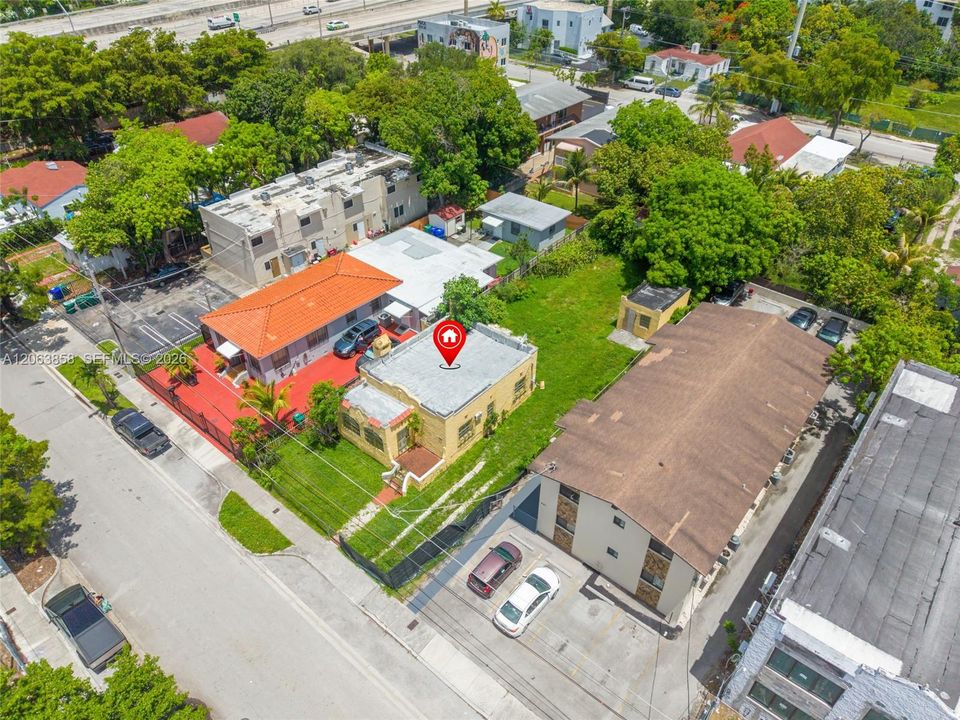 En Venta: $1,800,000 (0.16 acres)