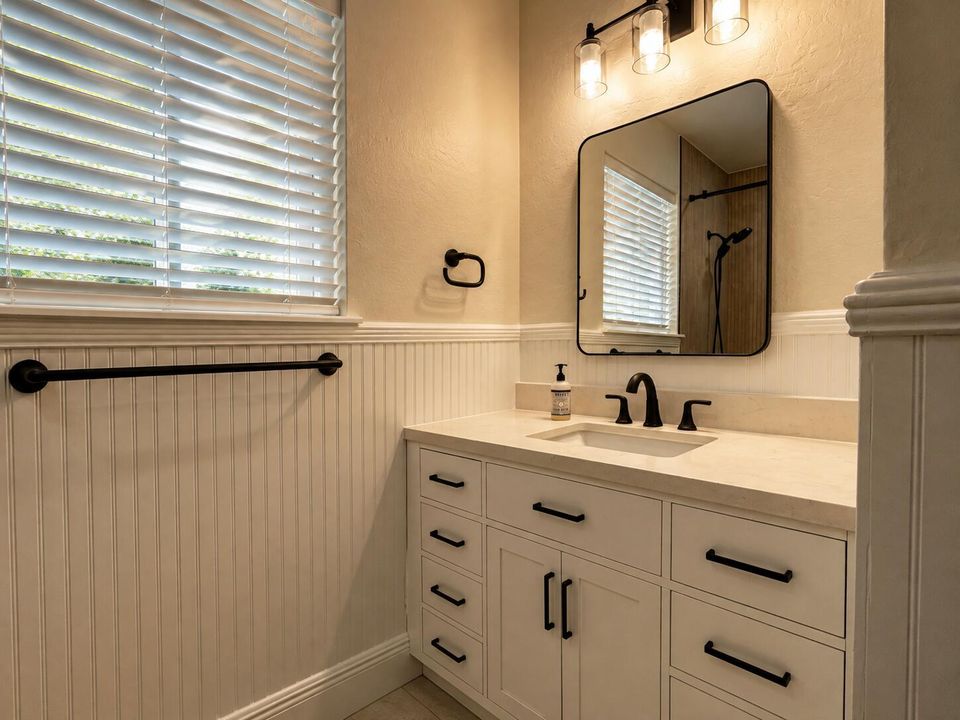 Main Bathroom Renovated new vanily