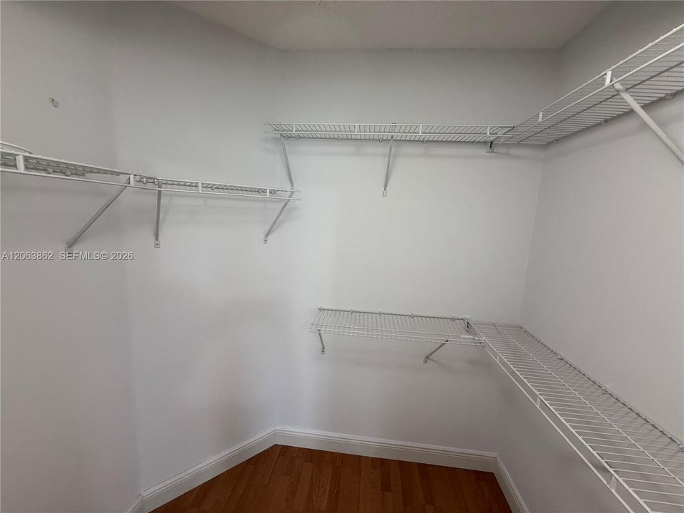 Active With Contract: $1,900 (1 beds, 1 baths, 730 Square Feet)