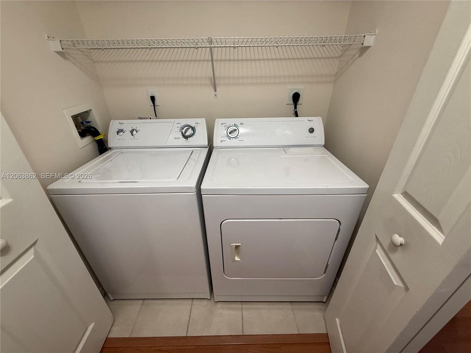 Active With Contract: $1,900 (1 beds, 1 baths, 730 Square Feet)