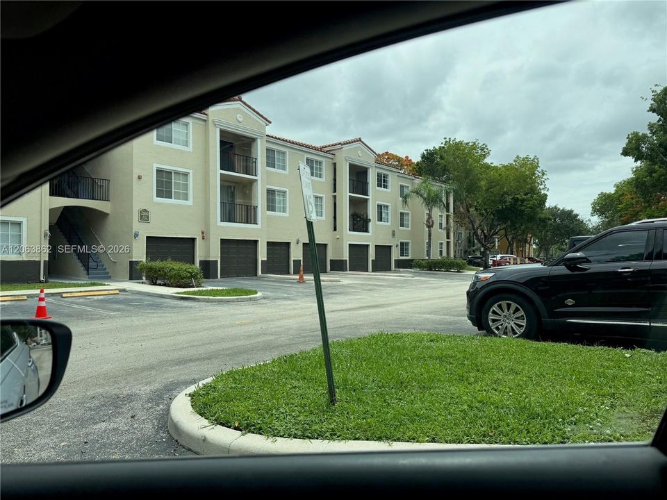 Active With Contract: $1,900 (1 beds, 1 baths, 730 Square Feet)