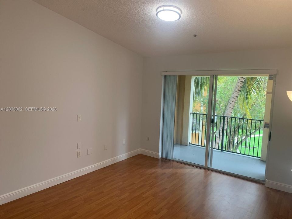Active With Contract: $1,900 (1 beds, 1 baths, 730 Square Feet)