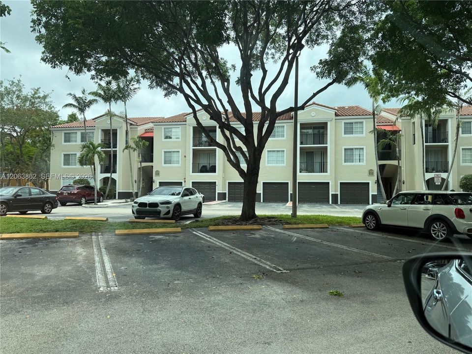Active With Contract: $1,900 (1 beds, 1 baths, 730 Square Feet)