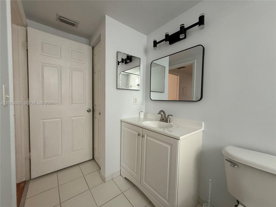 Active With Contract: $1,900 (1 beds, 1 baths, 730 Square Feet)