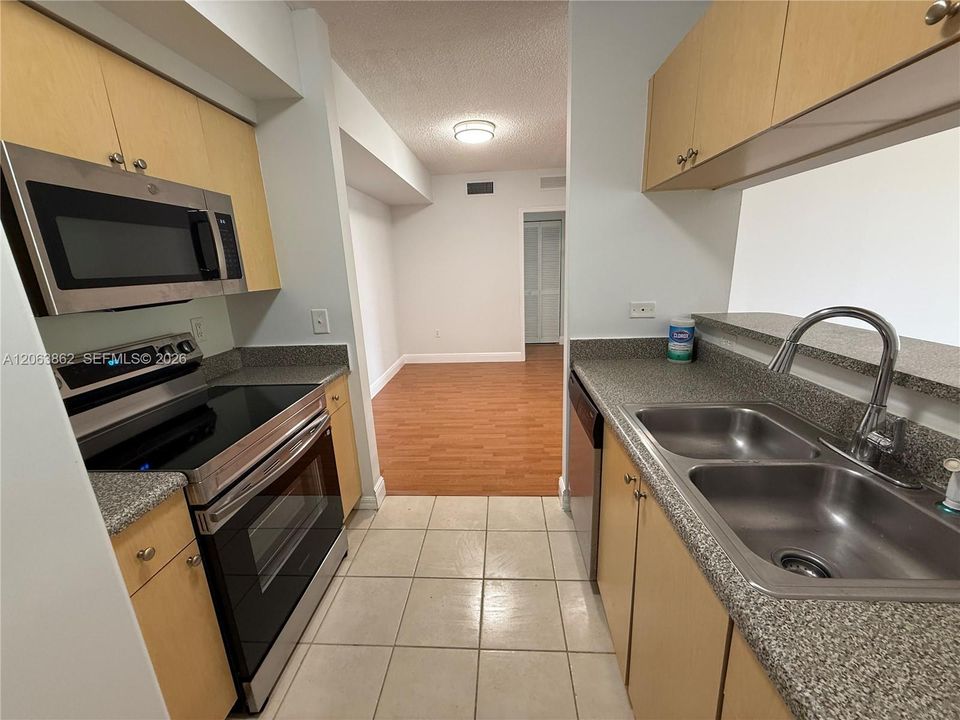 Active With Contract: $1,900 (1 beds, 1 baths, 730 Square Feet)