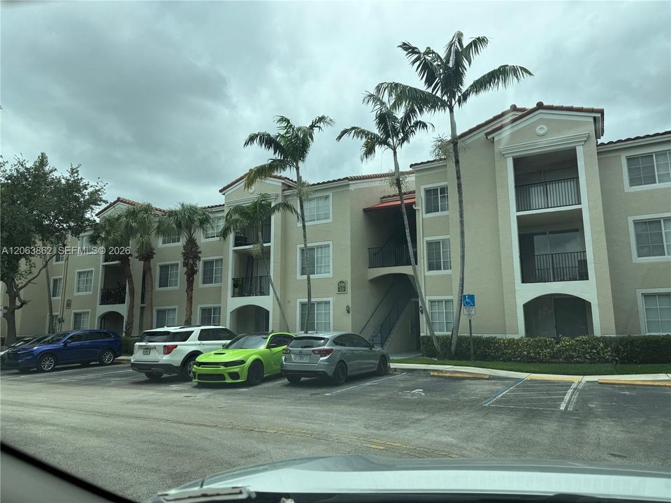Active With Contract: $1,900 (1 beds, 1 baths, 730 Square Feet)