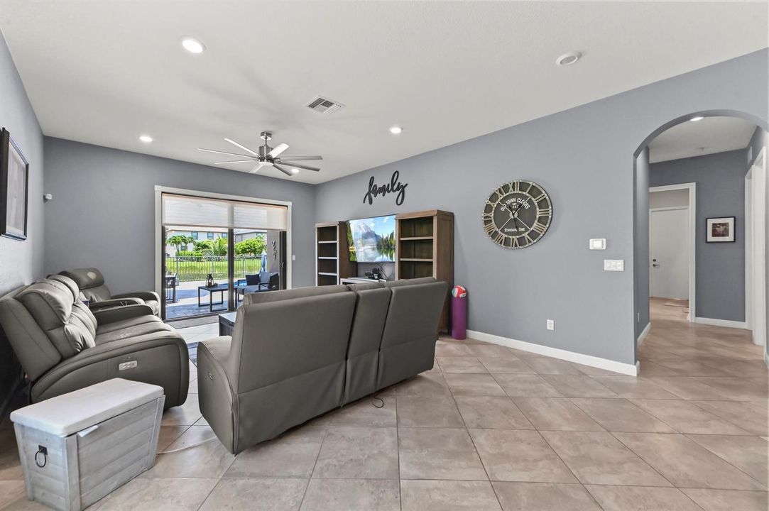 04 Living Room 01