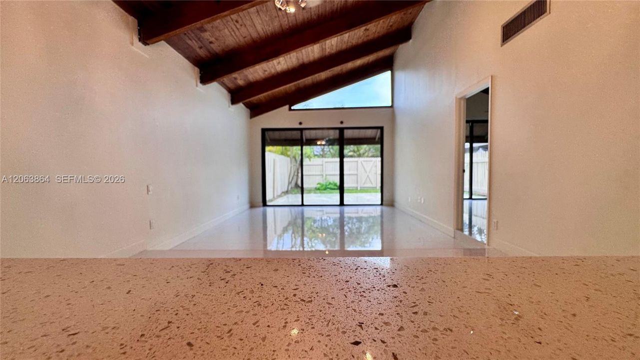 Vendido Recientemente: $507,000 (2 camas, 2 baños, 1080 Pies cuadrados)